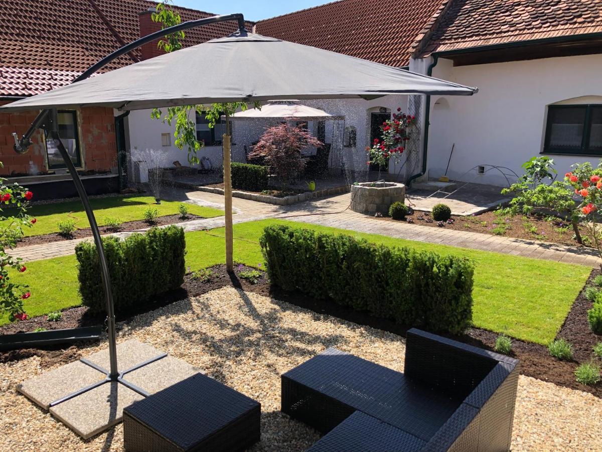 Ferienwohnungen Und Appartements Im Idyllischen Vierkanthof, Gruppenurlaube Loipersdorf bei Fuerstenfeld Exterior photo